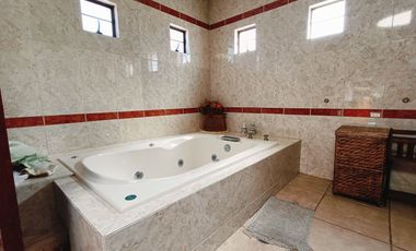 CASA GRANDE EN VENTA - JARIPEO - SALIDA A MIL CUMBRES