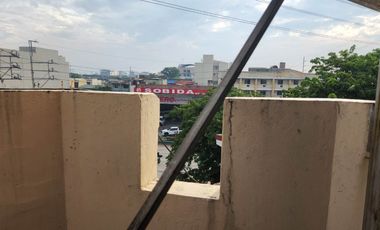 Expansive 6-bedroom residence available for lease/sale in Sampaloc, Manila! 🏠 This 4-storey gem boasts over 500 square meters of space. Don't let this