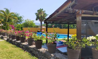 CASA EN TEZOYUCA EMILIANO ZAPATA MORELOS ESQUINA CON TERRENO AL SUR DE CUERNAVACA
