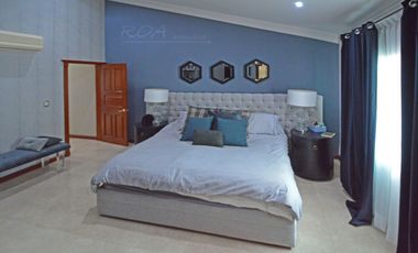 Puerta de Hierro Amplia Residencia en Coto Privado English Spoken