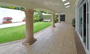 Puerta de Hierro Amplia Residencia en Coto Privado English Spoken