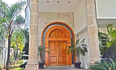 Puerta de Hierro Amplia Residencia en Coto Privado English Spoken