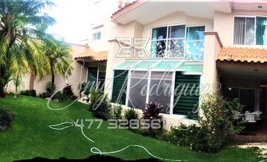 CASA EN VENTA en ARBDE, León,Gto; IDEAL PARA OFICINAS-CONSULTORIO O CASA, 3 REC, 5 AUTOS