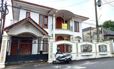 Rumah Mewah di Tepi Jalan Kalimantan dekat Kampus UGM