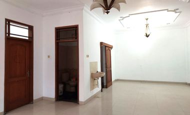 Rumah Mewah di Tepi Jalan Kalimantan dekat Kampus UGM