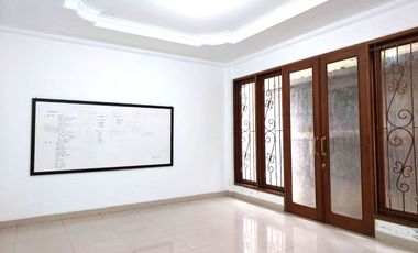 Rumah Mewah di Tepi Jalan Kalimantan dekat Kampus UGM