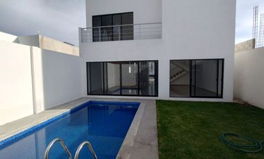 Renta de casa nueva en privada con vigilancia y recámara en planta baja en Lomas de Cuernavaca