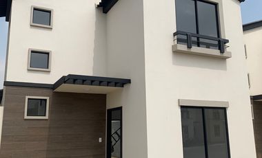 Se vende casa esquinera en urbanización Los Prados