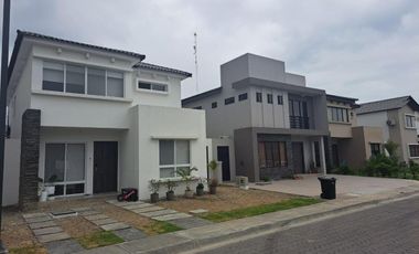 Casa en Venta en via Samborondón en Urb. Al Rio 3 y 4 habitaciones