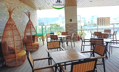 Studio Unit with Balcony, Bathtub and Parking in Sunvida Tower Across SM City Cebu