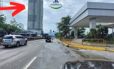 Studio Unit with Balcony, Bathtub and Parking in Sunvida Tower Across SM City Cebu