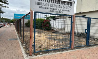 EN VENTA  TERRENO ESQUINERO  PARA USO COMERCIAL EN PORTOVIEJO