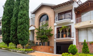 Casa en venta en Sabaneta, espaciosa, iluminada y moderna , sector loma de San José
