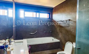 León Propiedades vende Gran casa de 2 pisos en sector Los Naranjos, Curacavi