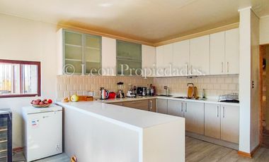 León Propiedades vende Gran casa de 2 pisos en sector Los Naranjos, Curacavi