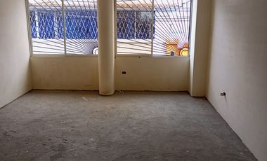 Casa de venta,346m2 de construcción en 180m2 de terreno, a 100m2 de la Av. Martha Bucaram, Sector TÍA de la Cdla Ibarra Quito, Ecuador