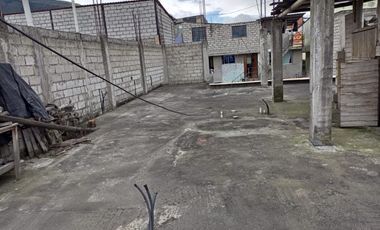 Casa de venta,346m2 de construcción en 180m2 de terreno, a 100m2 de la Av. Martha Bucaram, Sector TÍA de la Cdla Ibarra Quito, Ecuador