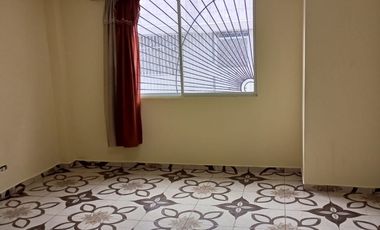 Casa de venta,346m2 de construcción en 180m2 de terreno, a 100m2 de la Av. Martha Bucaram, Sector TÍA de la Cdla Ibarra Quito, Ecuador