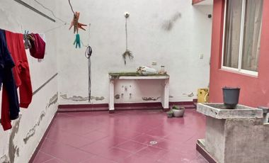 Casa de venta,346m2 de construcción en 180m2 de terreno, a 100m2 de la Av. Martha Bucaram, Sector TÍA de la Cdla Ibarra Quito, Ecuador