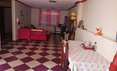 Casa de venta,346m2 de construcción en 180m2 de terreno, a 100m2 de la Av. Martha Bucaram, Sector TÍA de la Cdla Ibarra Quito, Ecuador