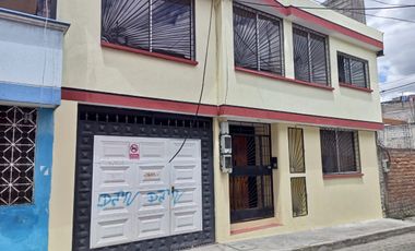 Casa de venta,346m2 de construcción en 180m2 de terreno, a 100m2 de la Av. Martha Bucaram, Sector TÍA de la Cdla Ibarra Quito, Ecuador