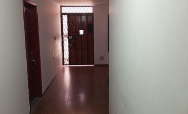 Casa de venta,346m2 de construcción en 180m2 de terreno, a 100m2 de la Av. Martha Bucaram, Sector TÍA de la Cdla Ibarra Quito, Ecuador