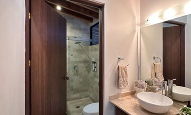 Moderna y Elegante  Casa de una Sola Planta en Venta con campo de golf.
