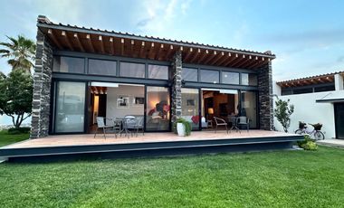 Moderna y Elegante  Casa de una Sola Planta en Venta con campo de golf.