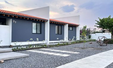 Moderna y Elegante  Casa de una Sola Planta en Venta con campo de golf.
