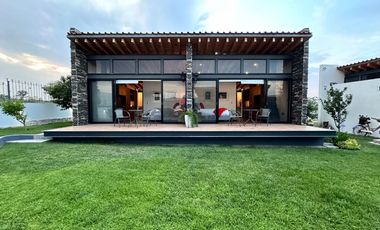 Moderna y Elegante  Casa de una Sola Planta en Venta con campo de golf.