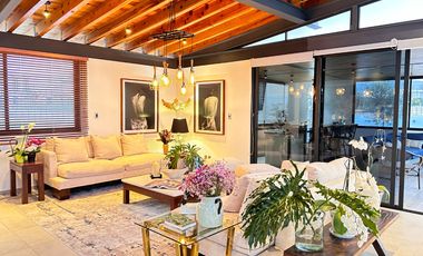 Moderna y Elegante  Casa de una Sola Planta en Venta con campo de golf.