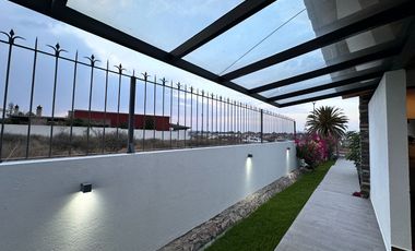 Moderna y Elegante  Casa de una Sola Planta en Venta con campo de golf.