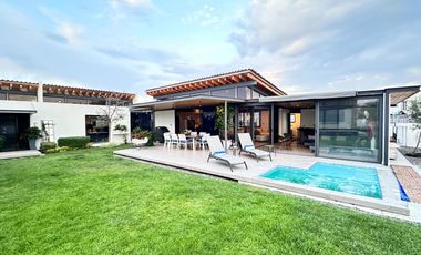Moderna y Elegante  Casa de una Sola Planta en Venta con campo de golf.