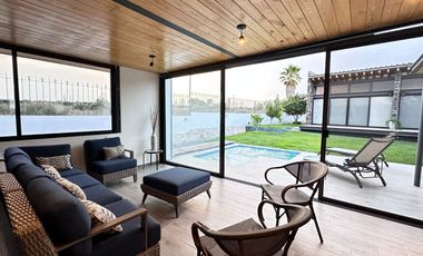Moderna y Elegante  Casa de una Sola Planta en Venta con campo de golf.