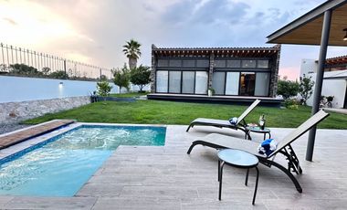 Moderna y Elegante  Casa de una Sola Planta en Venta con campo de golf.