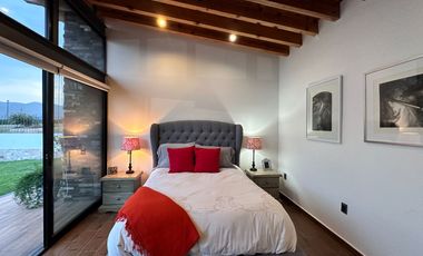 Moderna y Elegante  Casa de una Sola Planta en Venta con campo de golf.
