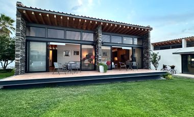 Moderna y Elegante  Casa de una Sola Planta en Venta con campo de golf.