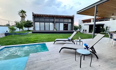 Moderna y Elegante  Casa de una Sola Planta en Venta con campo de golf.