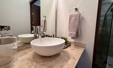 Moderna y Elegante  Casa de una Sola Planta en Venta con campo de golf.