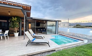 Moderna y Elegante  Casa de una Sola Planta en Venta con campo de golf.