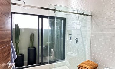 Moderna y Elegante  Casa de una Sola Planta en Venta con campo de golf.