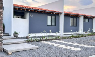 Moderna y Elegante  Casa de una Sola Planta en Venta con campo de golf.