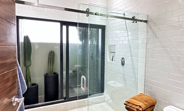 Moderna y Elegante  Casa de una Sola Planta en Venta con campo de golf.
