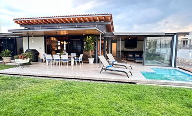 Moderna y Elegante  Casa de una Sola Planta en Venta con campo de golf.