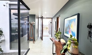 Moderna y Elegante  Casa de una Sola Planta en Venta con campo de golf.