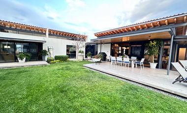Moderna y Elegante  Casa de una Sola Planta en Venta con campo de golf.