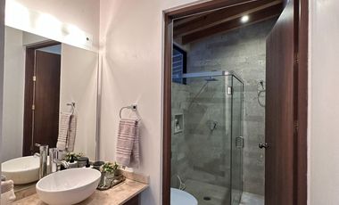 Moderna y Elegante  Casa de una Sola Planta en Venta con campo de golf.