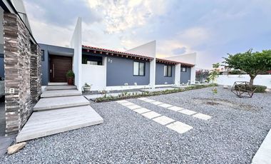 Moderna y Elegante  Casa de una Sola Planta en Venta con campo de golf.