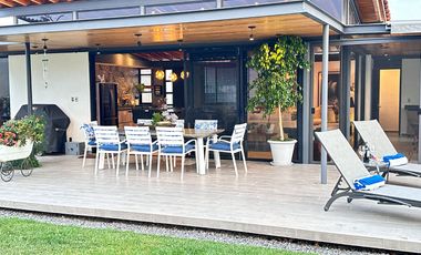 Moderna y Elegante  Casa de una Sola Planta en Venta con campo de golf.
