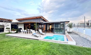 Moderna y Elegante  Casa de una Sola Planta en Venta con campo de golf.